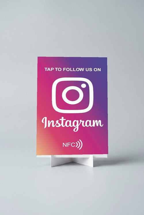 NFC Plattformkarte Motiv Instagram freigestellt vor hellgrauem Studiohintergrund
