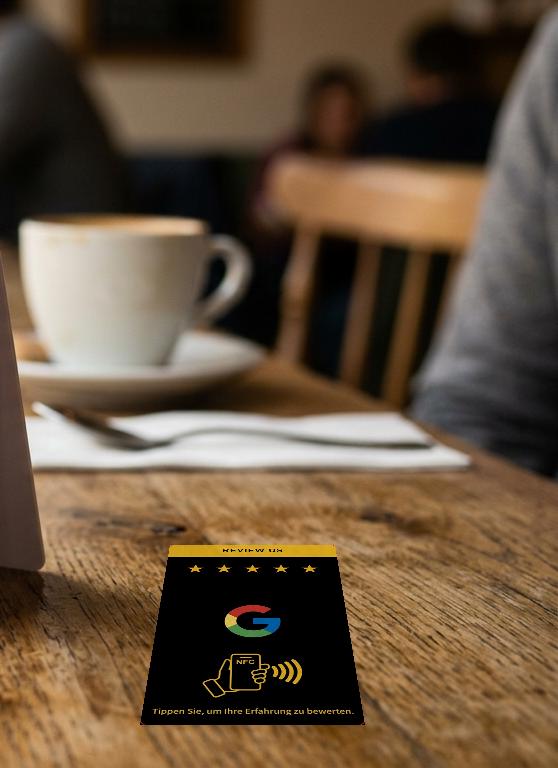 NFC Mini-Karte auf einem Cafetisch neben einer Tasse Kaffee